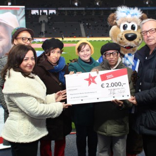 Hauptpreis 2013 für das Kampagnen- und Filmprojekt „ID-WITHOUTCOLORS“ im Olympiastadion überreicht