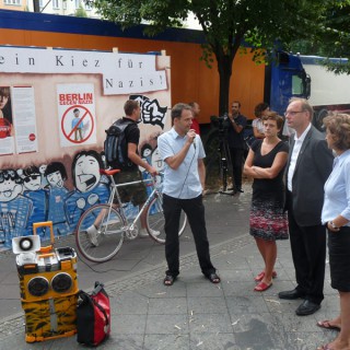 „Initiative gegen Rechts, Friedrichshain“ eröffnet „Informationscontainer für Vielfalt und Demokratie“ zur Intervention gegen rechtsextreme Dominanz im Straßenbild.
