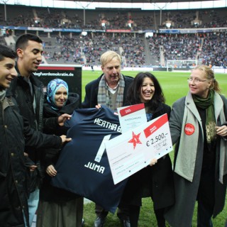 Auf dem Rasen des Olympiastadions: „JUMA – Jung, muslimisch, aktiv“ bekommt den ersten Preis des „Respekt gewinnt!“ Wettbewerbs.