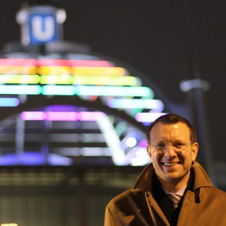 Kuppel des U-Bahnhofs Nollendorfplatz erstrahlt in Regenbogenfarben