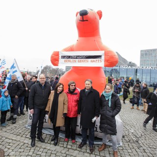 Berliner Bär unterstützt Protest gegen Rassismus