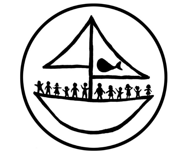 Das Bild zeigt das Logo des Fördervereins "Eine Evangelische Schule für Pankow e. V." mit einem stilisierten Boot mit Fischsymbol auf dem Segel und einer Reihe Kindergestalten an Deck.